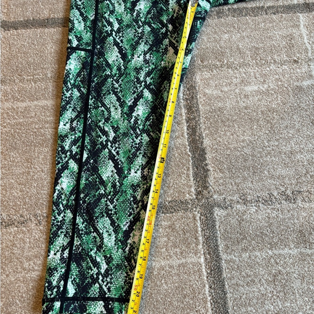 Constantly Varied Gear (CVG) Venom Snakeskin Green Capri Leggings size Large - Picture 7 of 8